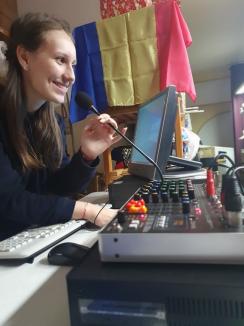 GrecoFM: Un liceu din Oradea și-a făcut un radio intern, iar în pauze elevii aud muzică, interviuri sau anunțuri (FOTO)