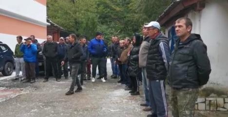 Protestul minerilor de la Vast Băiţa Plai continuă: 106 oameni sunt blocaţi de 24 de ore în subteran (FOTO/VIDEO)