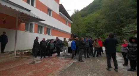 Protestul minerilor de la Vast Băiţa Plai continuă: 106 oameni sunt blocaţi de 24 de ore în subteran (FOTO/VIDEO)