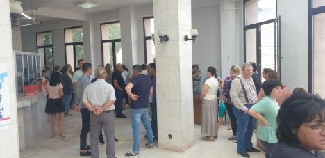 Protest spontan la Finanțele bihorene: 70 de angajați s-au adunat în hol, supărați că Guvernul vrea să le reducă veniturile (FOTO)