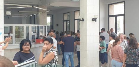 Protest spontan la Finanțele bihorene: 70 de angajați s-au adunat în hol, supărați că Guvernul vrea să le reducă veniturile (FOTO)