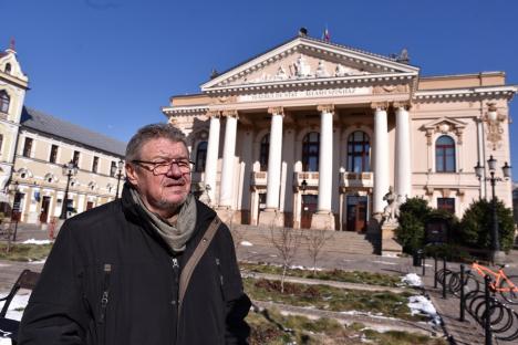 'Vreau să revin la Oradea!'. Actorul Doru Fârte face greva foamei în faţa Teatrului Regina Maria (FOTO)