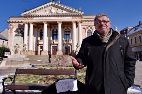 'Vreau să revin la Oradea!'. Actorul Doru Fârte face greva foamei în faţa Teatrului Regina Maria (FOTO)