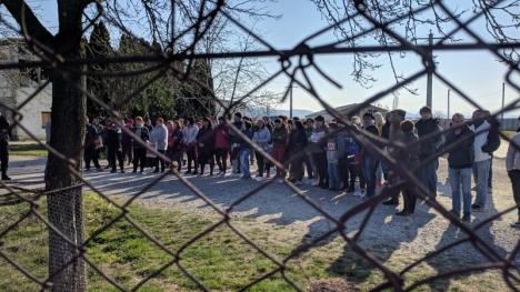 'Vrem salarii!': Grevă la fabrica de încălţăminte din Tinăud, oamenii au ieşit să le ceară socoteală patronilor (FOTO / VIDEO)