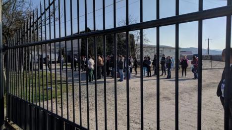 'Vrem salarii!': Grevă la fabrica de încălţăminte din Tinăud, oamenii au ieşit să le ceară socoteală patronilor (FOTO / VIDEO)