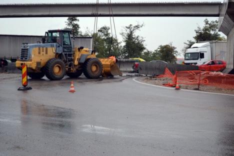 Ocoliţi! O grindă de beton s-a prăbuşit la montarea pe pasajul peste DN 79 (FOTO)