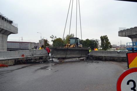 Ocoliţi! O grindă de beton s-a prăbuşit la montarea pe pasajul peste DN 79 (FOTO)