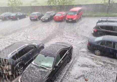 Ploaie cu grindină la Beiuş. Locuitorii au primit mesaj RO-Alert (VIDEO)