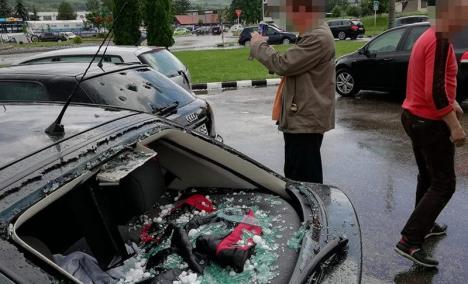 Grindină cât o nucă în Zalău: furtuna a distrus zeci de mașini și acoperișuri (FOTO / VIDEO)