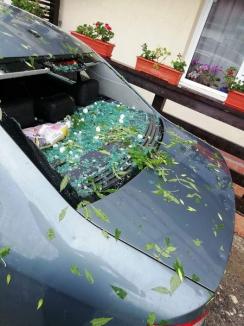 Grindină cât o nucă în Zalău: furtuna a distrus zeci de mașini și acoperișuri (FOTO / VIDEO)