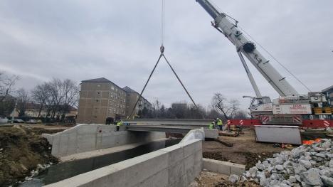 Avansează lucrările la noul pod peste Peţa în Oradea: S-au montat grinzile (FOTO)