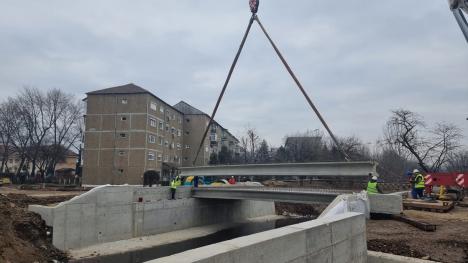 Avansează lucrările la noul pod peste Peţa în Oradea: S-au montat grinzile (FOTO)