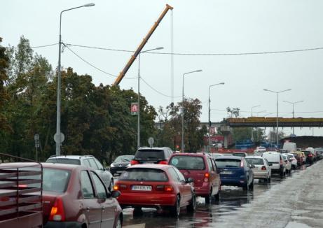 Ocoliţi ieşirea spre Arad! Constructorii montează miercuri grinzile pasajului suprateran peste DN 79