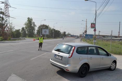 Ambuteiaje la ieşirea spre Arad. Constructorii montează grinzile pasajului peste DN 79 (VIDEO)