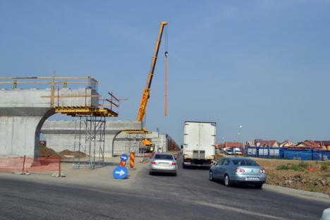 Ocoliţi giraţia din Calea Aradului! Constructorii montează grinzile pasajului peste DN 79 (FOTO)