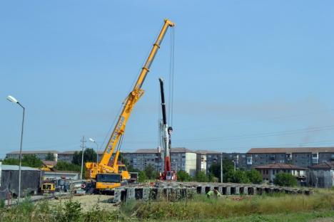 Ocoliţi giraţia din Calea Aradului! Constructorii montează grinzile pasajului peste DN 79 (FOTO)