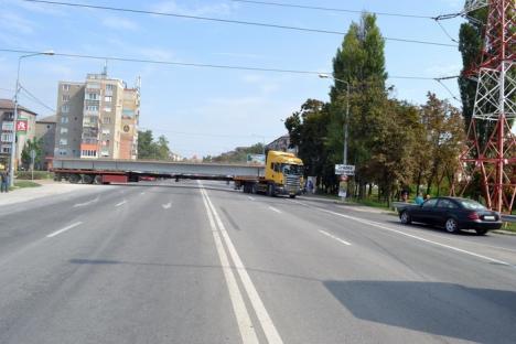 Ambuteiaje la ieşirea spre Arad. Constructorii montează grinzile pasajului peste DN 79 (VIDEO)