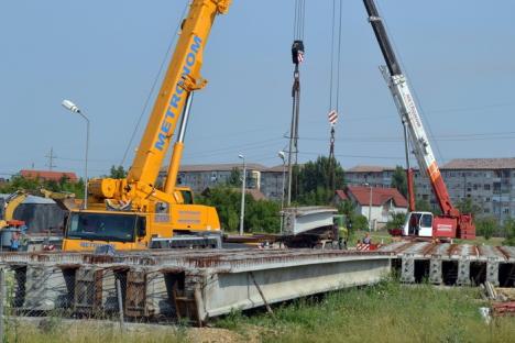 Ocoliţi giraţia din Calea Aradului! Constructorii montează grinzile pasajului peste DN 79 (FOTO)