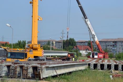 Ocoliţi giraţia din Calea Aradului! Constructorii montează grinzile pasajului peste DN 79 (FOTO)