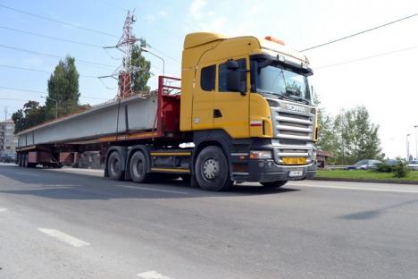 Ambuteiaje la ieşirea spre Arad. Constructorii montează grinzile pasajului peste DN 79 (VIDEO)