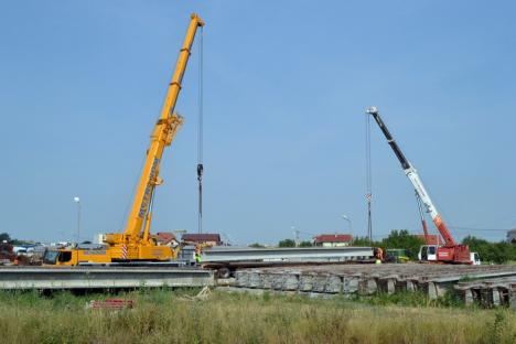 Ocoliţi giraţia din Calea Aradului! Constructorii montează grinzile pasajului peste DN 79 (FOTO)