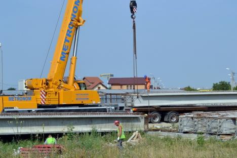 Ocoliţi giraţia din Calea Aradului! Constructorii montează grinzile pasajului peste DN 79 (FOTO)