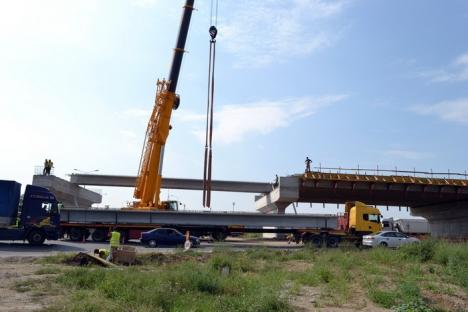 Ambuteiaje la ieşirea spre Arad. Constructorii montează grinzile pasajului peste DN 79 (VIDEO)