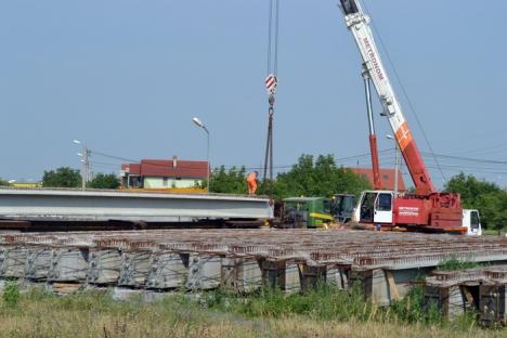 Ocoliţi giraţia din Calea Aradului! Constructorii montează grinzile pasajului peste DN 79 (FOTO)