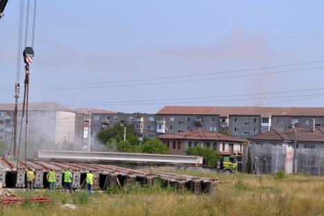 Ocoliţi giraţia din Calea Aradului! Constructorii montează grinzile pasajului peste DN 79 (FOTO)