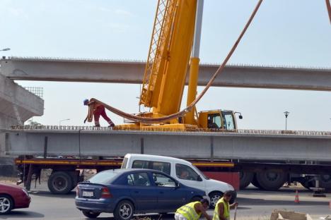 Ambuteiaje la ieşirea spre Arad. Constructorii montează grinzile pasajului peste DN 79 (VIDEO)