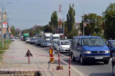 Ambuteiaje la ieşirea spre Arad. Constructorii montează grinzile pasajului peste DN 79 (VIDEO)