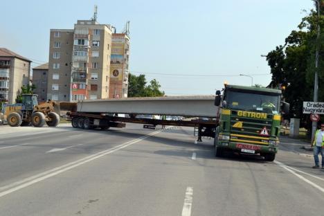 Ocoliţi giraţia din Calea Aradului! Constructorii montează grinzile pasajului peste DN 79 (FOTO)