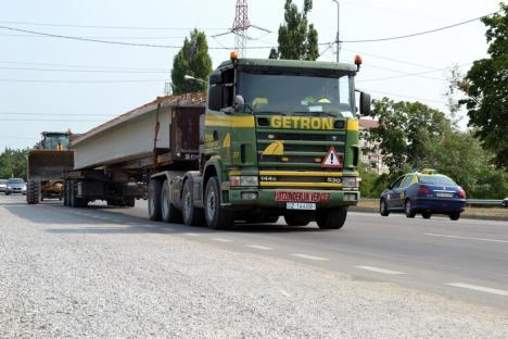 Ocoliţi giraţia din Calea Aradului! Constructorii montează grinzile pasajului peste DN 79 (FOTO)