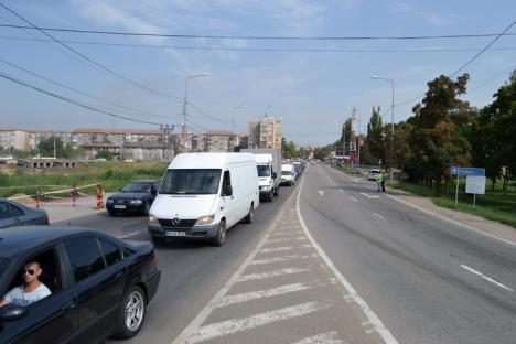 Ambuteiaje la ieşirea spre Arad. Constructorii montează grinzile pasajului peste DN 79 (VIDEO)