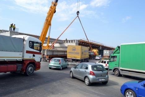 Ambuteiaje la ieşirea spre Arad. Constructorii montează grinzile pasajului peste DN 79 (VIDEO)