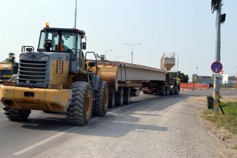 Ocoliţi giraţia din Calea Aradului! Constructorii montează grinzile pasajului peste DN 79 (FOTO)