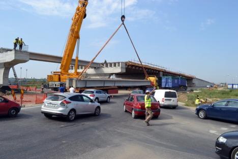 Ambuteiaje la ieşirea spre Arad. Constructorii montează grinzile pasajului peste DN 79 (VIDEO)