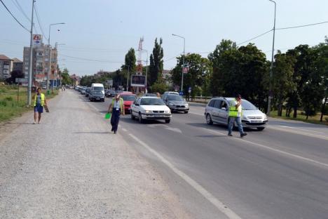 Ocoliţi giraţia din Calea Aradului! Constructorii montează grinzile pasajului peste DN 79 (FOTO)