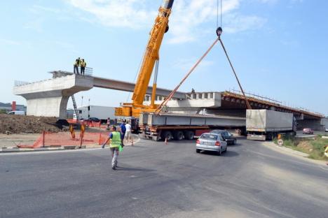 Ambuteiaje la ieşirea spre Arad. Constructorii montează grinzile pasajului peste DN 79 (VIDEO)