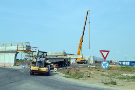 Ocoliţi giraţia din Calea Aradului! Constructorii montează grinzile pasajului peste DN 79 (FOTO)