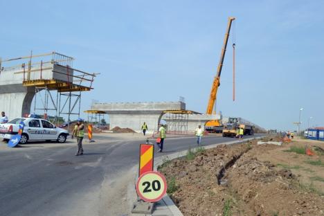 Ocoliţi giraţia din Calea Aradului! Constructorii montează grinzile pasajului peste DN 79 (FOTO)