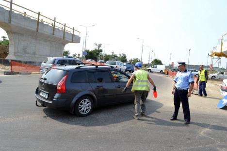 Ocoliţi giraţia din Calea Aradului! Constructorii montează grinzile pasajului peste DN 79 (FOTO)