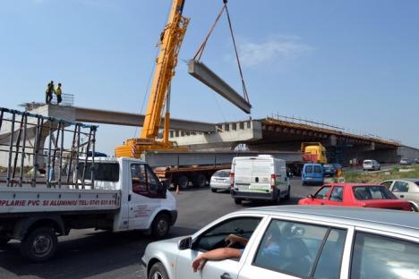 Ambuteiaje la ieşirea spre Arad. Constructorii montează grinzile pasajului peste DN 79 (VIDEO)
