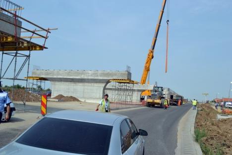 Ocoliţi giraţia din Calea Aradului! Constructorii montează grinzile pasajului peste DN 79 (FOTO)