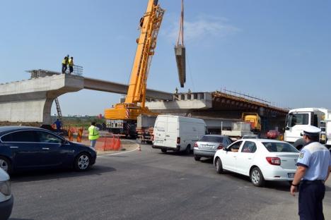 Ambuteiaje la ieşirea spre Arad. Constructorii montează grinzile pasajului peste DN 79 (VIDEO)