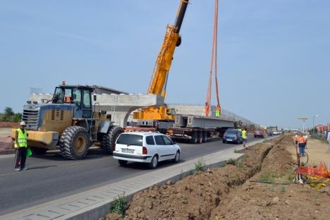 Ocoliţi giraţia din Calea Aradului! Constructorii montează grinzile pasajului peste DN 79 (FOTO)