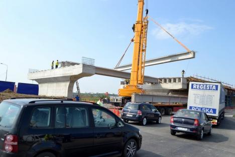 Ambuteiaje la ieşirea spre Arad. Constructorii montează grinzile pasajului peste DN 79 (VIDEO)