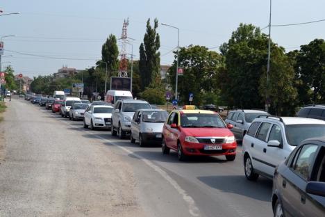 Ocoliţi giraţia din Calea Aradului! Constructorii montează grinzile pasajului peste DN 79 (FOTO)