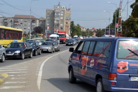 Ambuteiaje la ieşirea spre Arad. Constructorii montează grinzile pasajului peste DN 79 (VIDEO)