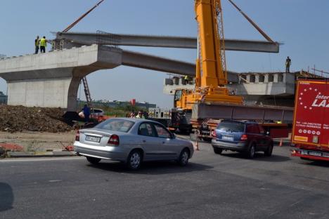 Ambuteiaje la ieşirea spre Arad. Constructorii montează grinzile pasajului peste DN 79 (VIDEO)